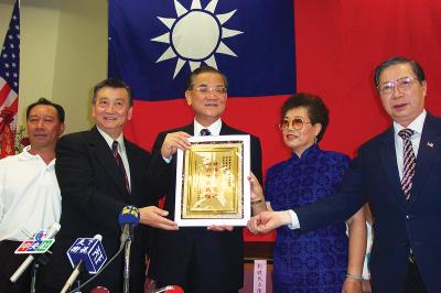 國民黨黨主席連戰訪問洛杉磯。 國民黨羅省分部