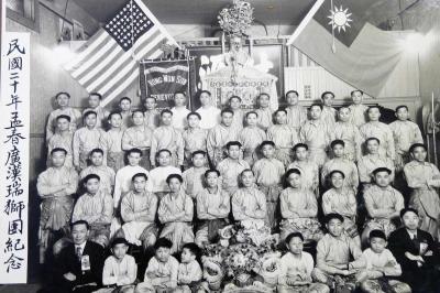 1951年，廣漢瑞獅團在公所新樓前的合影