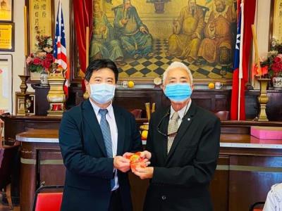 Cultural Center of Taipei Economics and Cultural Offices in Los Angeles Director Chang Hao-Chun visits Lung Kong Tin Yee Association to offer incense