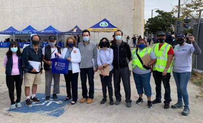 每週5天，會館義工協助華埠服務中心進行免費新冠疫苗接種